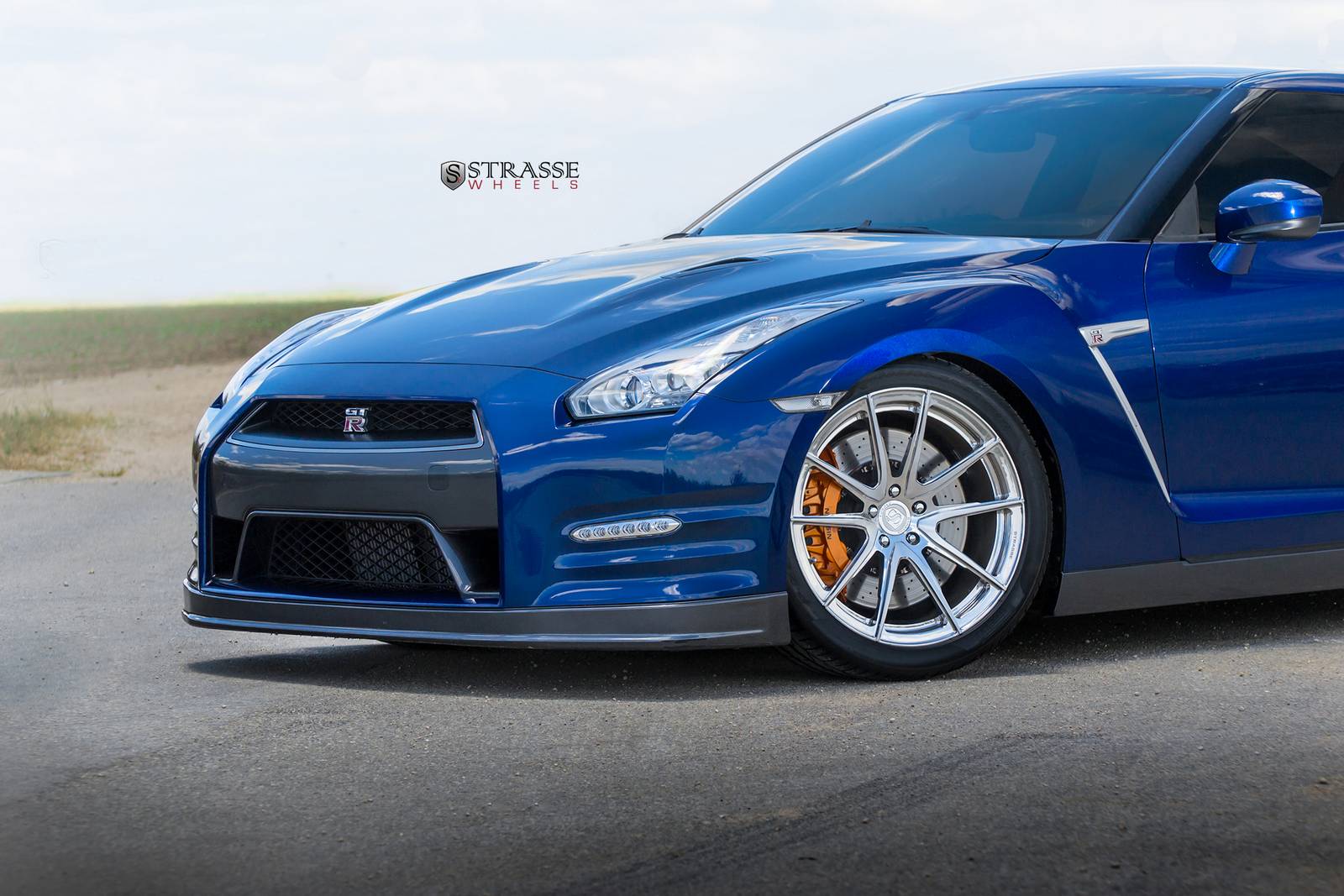Синий Nissan GT-R на алюминиевых дисках Strasse Wheels